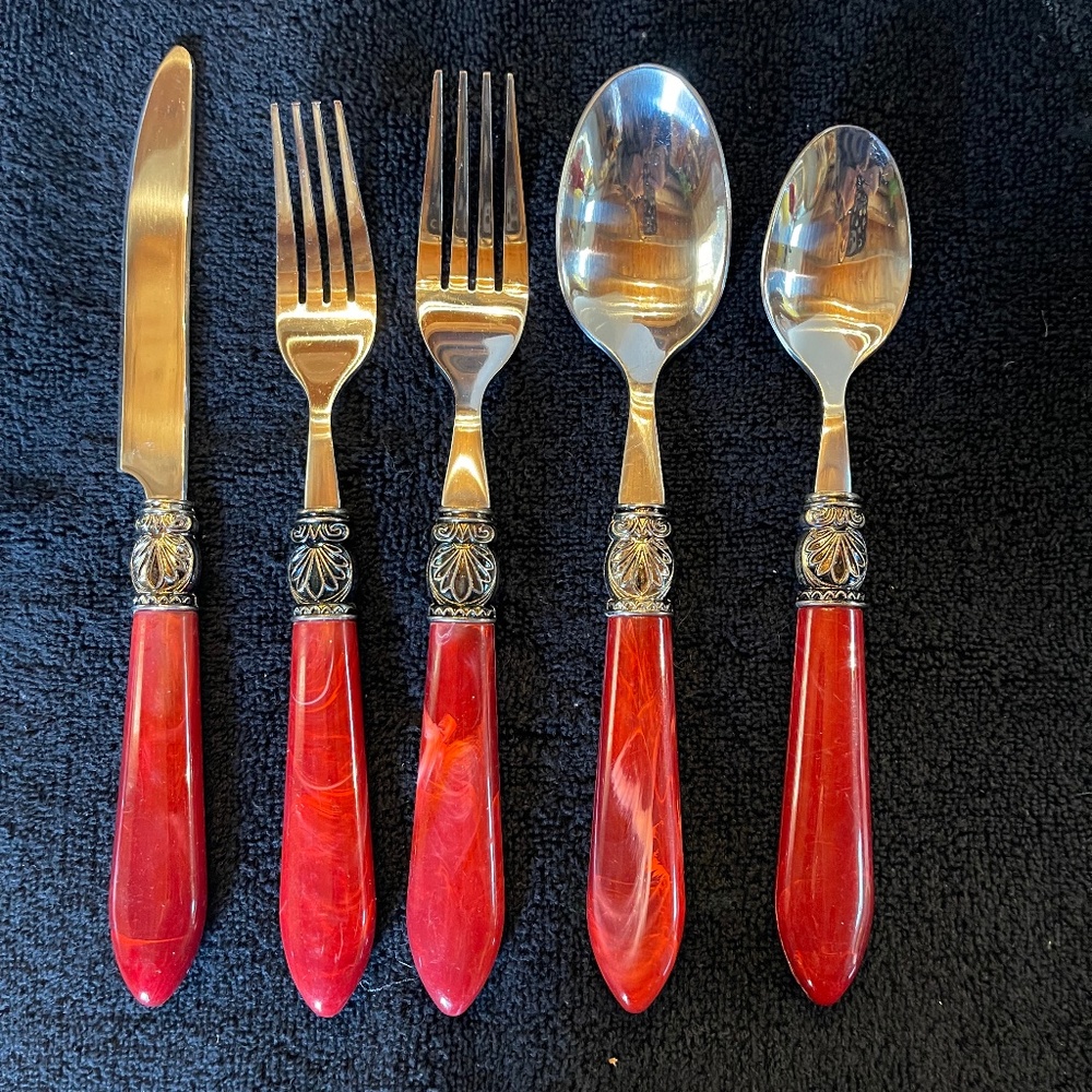 Argent Stainless silverware with red handles